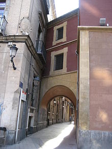 220px-Arco_de_santo_domingo_frontal que comunica el Palacio con la Capilla